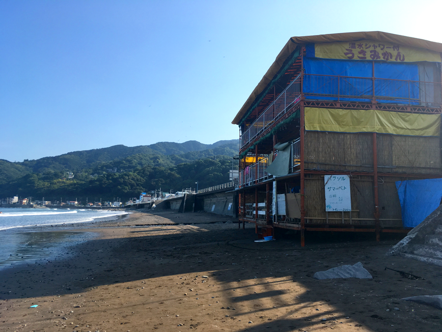 熱海より 海風が心地良い 海の家のゴザの上でヤキソバ食べてビール飲んでゴロンとうたた寝 公式 熱海ホテルパイプのけむり